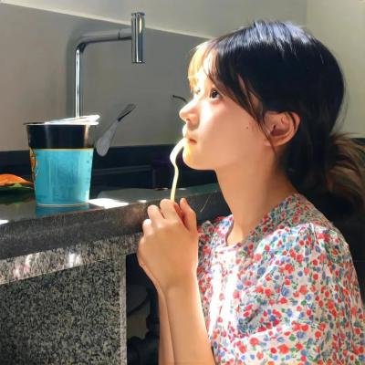 绿衣女子